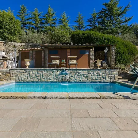 Villa Sprawling With Swimming Pool In Tuscany